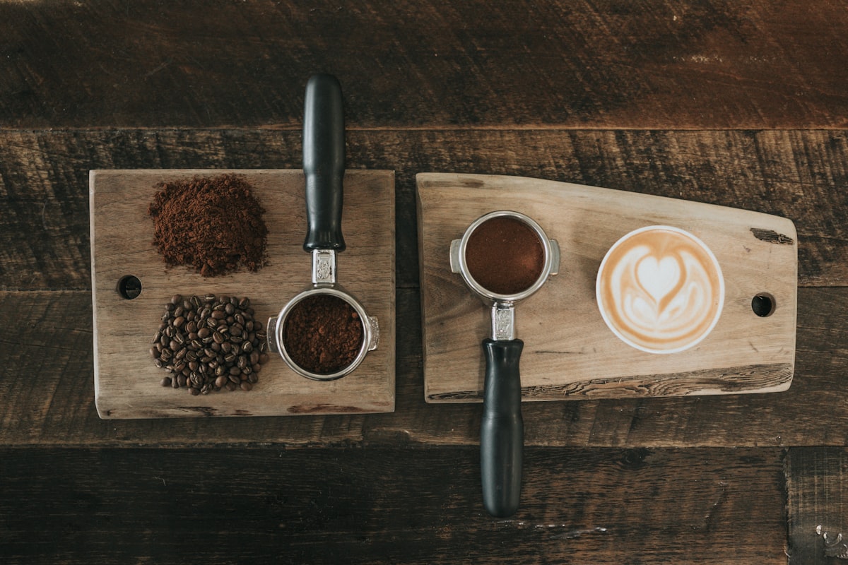 Café sendo preparado em ambiente acolhedor