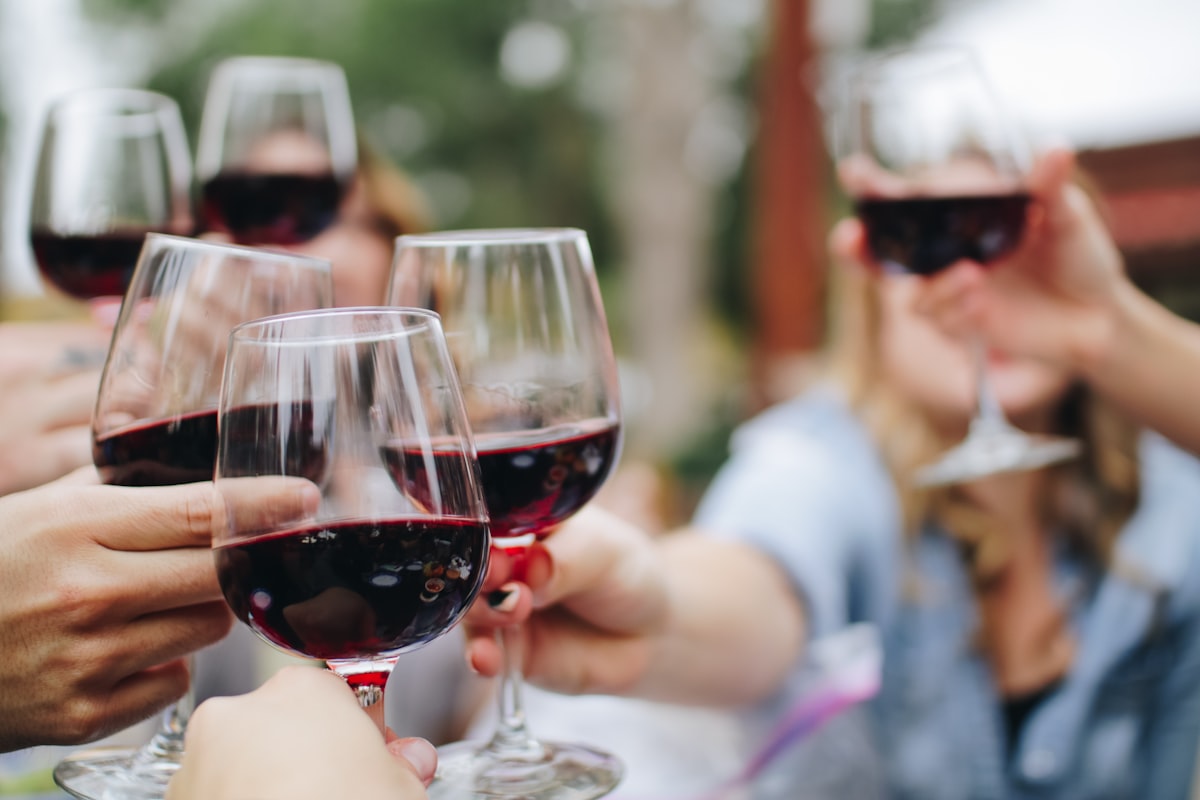 Taça de vinho tinto em ambiente intimista